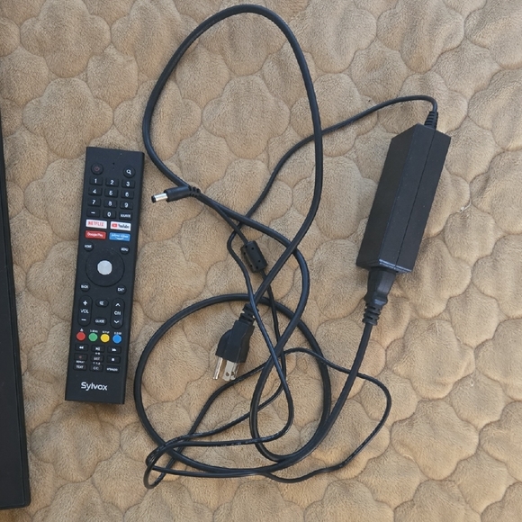 Sylvox 22" Smart RV TV DVD Combo - Picture 4 of 4